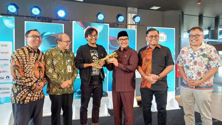 Wali Kota Yogyakarta Hasto Wardoyo menyerahkan imbolis ‘kunci festival’ kepada Ketua JFFE 2025, Heri Pemad sebagai pertanda dibukanya gelaran JFFE 2025 di GiG UGM, Selasa (6/5/2025)