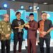 Wali Kota Yogyakarta Hasto Wardoyo menyerahkan imbolis ‘kunci festival’ kepada Ketua JFFE 2025, Heri Pemad sebagai pertanda dibukanya gelaran JFFE 2025 di GiG UGM, Selasa (6/5/2025)
