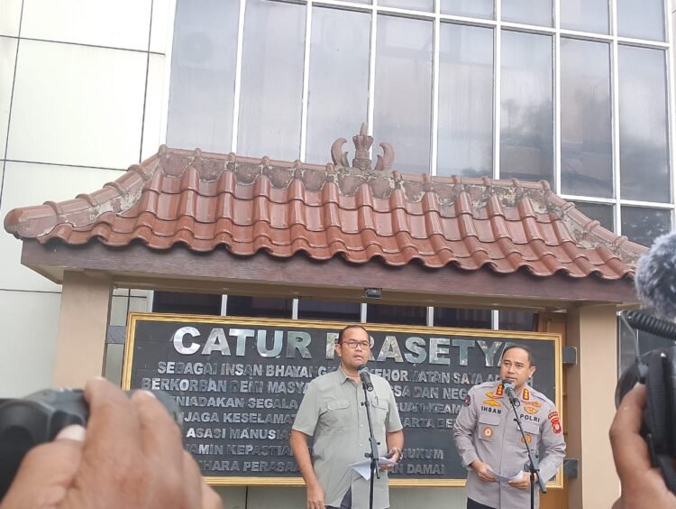 Kabid Humas Kombes Pol Ihsan menyampaikan tindaklanjut atas kasus mafia tanah yang menimpa Bryan Manov di Mapolda DIY, Jumat (9/5/2025).