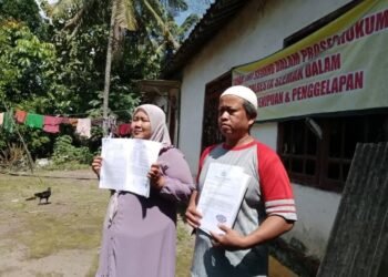 Evi Fatimah dan Suami memperlihatkan sertifikat kepemilikan tanah yang terkini masih jadi masalah terkait ulah mafia tanah di Sleman
