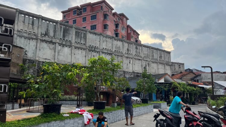 Kawasan Terbuka Hijau yang terletak di Kampung Mrican yang dulu identik dengan banjir dan kumuh
