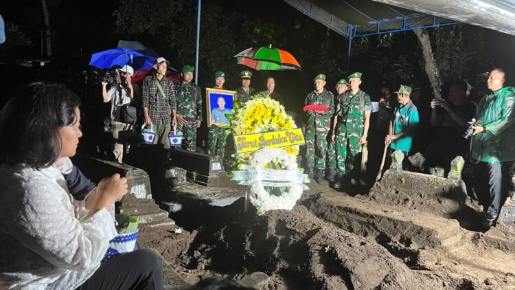 Prosesi pemakaman Kolonel Cpl Antonius Hermawan satu diantara anggota TNI yang gugur dalam insiden amunisi meledak di Garut, Jawa Barat dimakamkan di Sleman, Selasa (13/5/2025).