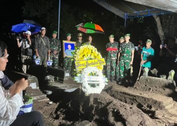 Prosesi pemakaman Kolonel Cpl Antonius Hermawan satu diantara anggota TNI yang gugur dalam insiden amunisi meledak di Garut, Jawa Barat dimakamkan di Sleman, Selasa (13/5/2025). [populi.id/Olyvia Cahaya Sari]