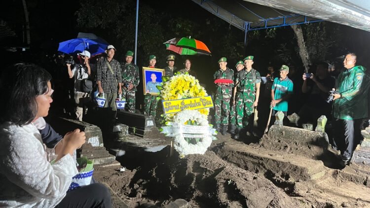 Prosesi pemakaman Kolonel Cpl Antonius Hermawan satu diantara anggota TNI yang gugur dalam insiden amunisi meledak di Garut, Jawa Barat dimakamkan di Sleman, Selasa (13/5/2025). [populi.id/Olyvia Cahaya Sari]