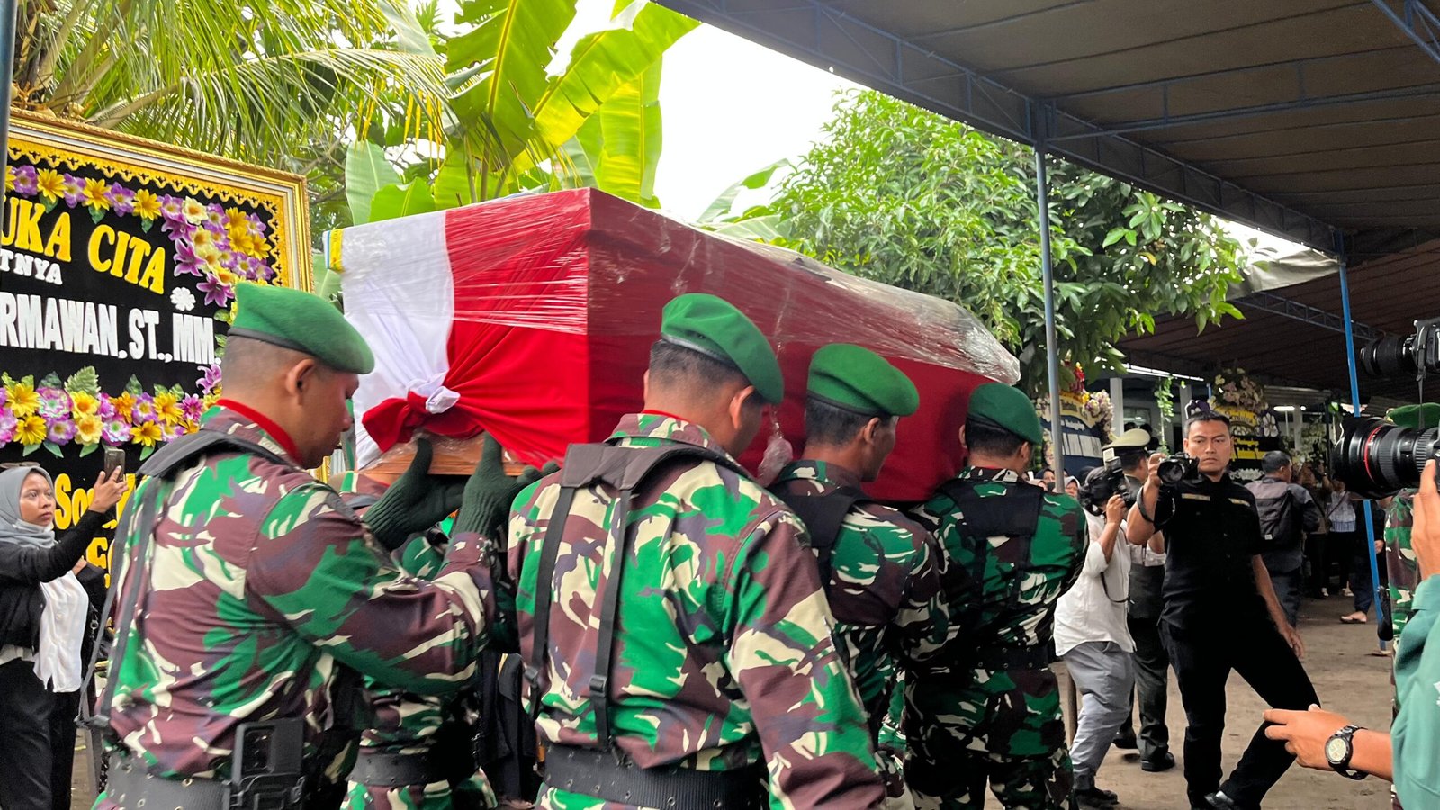 Prosesi pemakaman Kolonel Cpl Antonius Hermawan satu diantara anggota TNI yang gugur dalam insiden amunisi meledak di Garut, Jawa Barat dimakamkan di Sleman, Selasa (13/5/2025). [populi.id/Olyvia Cahaya Sari]