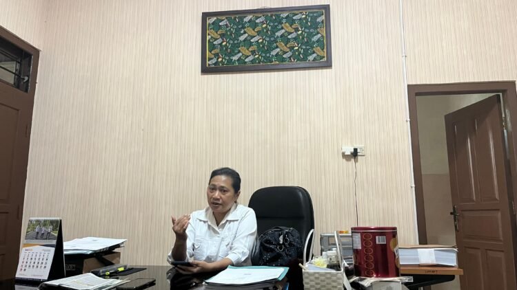 Kepala Dinas Lingkungan Hidup Sleman Ephiphana saat ditemui populi.id di ruangannya, Rabu (14/5/2025)