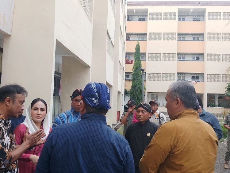 Wakil Ketua DPRD Sleman Hasto Karyantoro bersama anggota Komisi C DPRD Sleman sidak ke sejumlah rusunawa di Sleman, Kamis (15/5/2025)