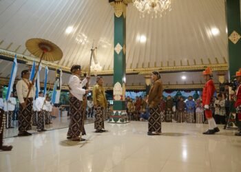 Prosesi upacara serah terima Pusaka dari Sekretaris Daerah Kabupaten Sleman, Susmiarto, kepada Ketua Panitia Hari Jadi ke-109 Kabupaten Sleman, Eka Surya Prihantoro