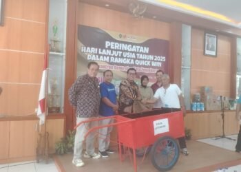 Warga Danurejan mendapatkan bantuan gerobak sampah dalam rangkaian acara peringatan Hari Lanjut Usia atau Lansia Nasional (Halun) di Kemantren Danurejan, Jumat (16/5/2025)