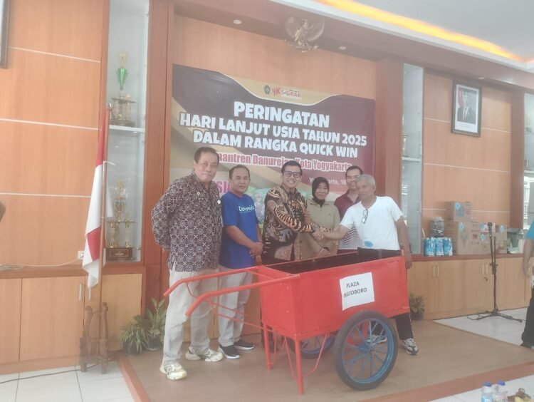 Warga Danurejan mendapatkan bantuan gerobak sampah dalam rangkaian acara peringatan Hari Lanjut Usia atau Lansia Nasional (Halun) di Kemantren Danurejan, Jumat (16/5/2025)