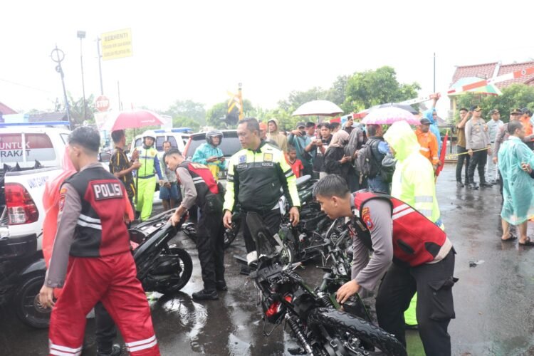 Petugas kepolisian mengevakuasi motor yang tertabrak KA Malioboro Ekspres di perlintasan kereta api di Kabupaten Magetan, Senin (19/5/2025)