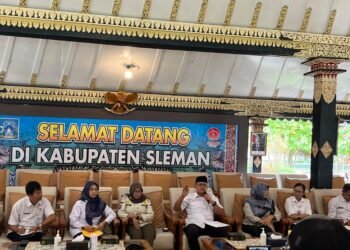 Wakil Bupati Sleman Danang Maharsa memberikan arahan terkait penanganan pascakebakaran yang melanda pabrik garmen PT Mataram Tunggal Garment yang terletak di Balong, Donoharjo, Sleman, Rabu (21/5/2025)