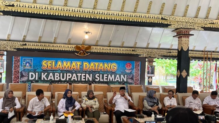 Wakil Bupati Sleman Danang Maharsa memberikan arahan terkait penanganan pascakebakaran yang melanda pabrik garmen PT Mataram Tunggal Garment yang terletak di Balong, Donoharjo, Sleman, Rabu (21/5/2025)