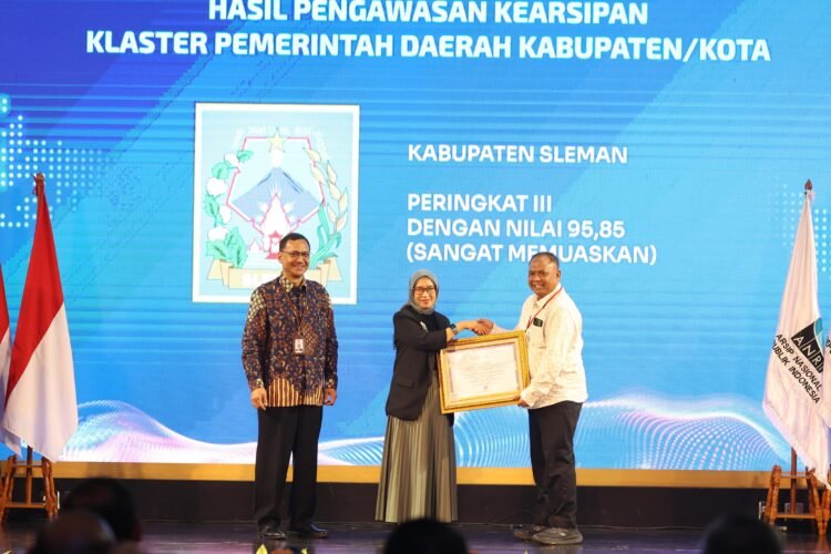 ANRI Award Bupati Sleman Harda Kiswaya