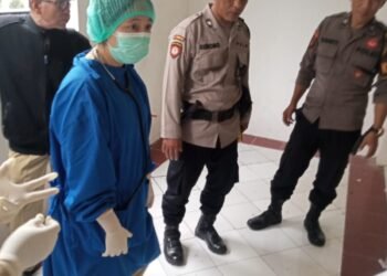 Tim Inafis dari kepolisian mengambil jasad bayi yang tergeletak di tangga Rusunawa Dabag, Condongcatur, Sleman, Senin (26/5/2025)