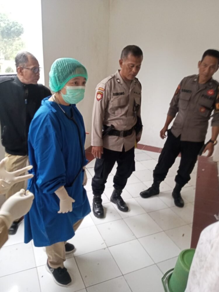 Tim Inafis dari kepolisian mengambil jasad bayi yang tergeletak di tangga Rusunawa Dabag, Condongcatur, Sleman, Senin (26/5/2025)
