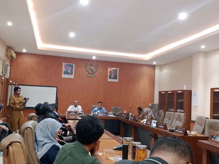 Pertemuan antara Komunitas Jogo Banyu dengan Komisi C DPRD DIY berdiskusi mengenai Raperda tentang pengelolaan tambang di DIY, Senin (26/5/2025)