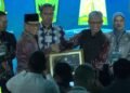 Asisten Bidang Perekonomian dan Pembangunan, Setda DIY, Tri Saktiyana saat menerima penghargaan dari Koordinator Staf Khusus Menteri Agama RI, Ismail Cawidu. (dok.ist)