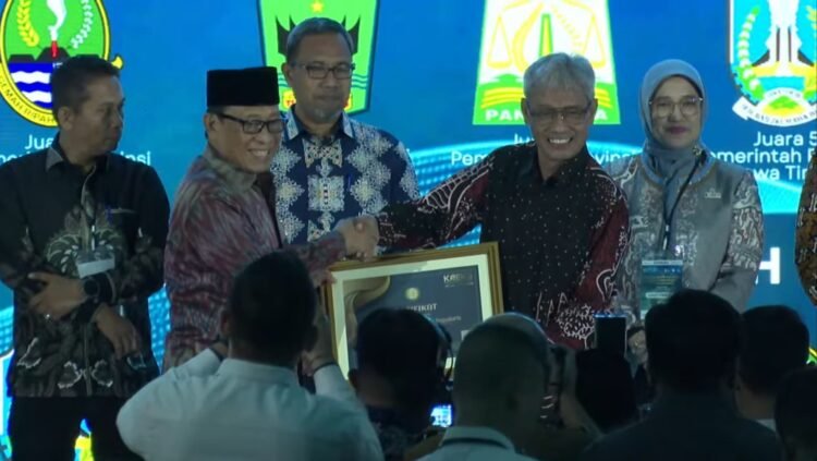 Asisten Bidang Perekonomian dan Pembangunan, Setda DIY, Tri Saktiyana saat menerima penghargaan dari Koordinator Staf Khusus Menteri Agama RI, Ismail Cawidu. (dok.ist)
