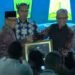 Asisten Bidang Perekonomian dan Pembangunan, Setda DIY, Tri Saktiyana saat menerima penghargaan dari Koordinator Staf Khusus Menteri Agama RI, Ismail Cawidu. (dok.ist)