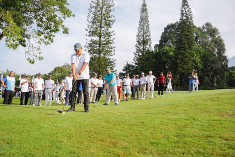 Bupati Sleman Harda Kiswaya dan Wakil Bupati Sleman Danang Maharsa, saat membuka Open Tournament Golf Bupati Sleman Cup XIX di Merapi Golf
