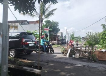Akses jalan ke Stadion Maguwoharjo Sleman terputus akibat banjir pada Jumat (16/5/2025).