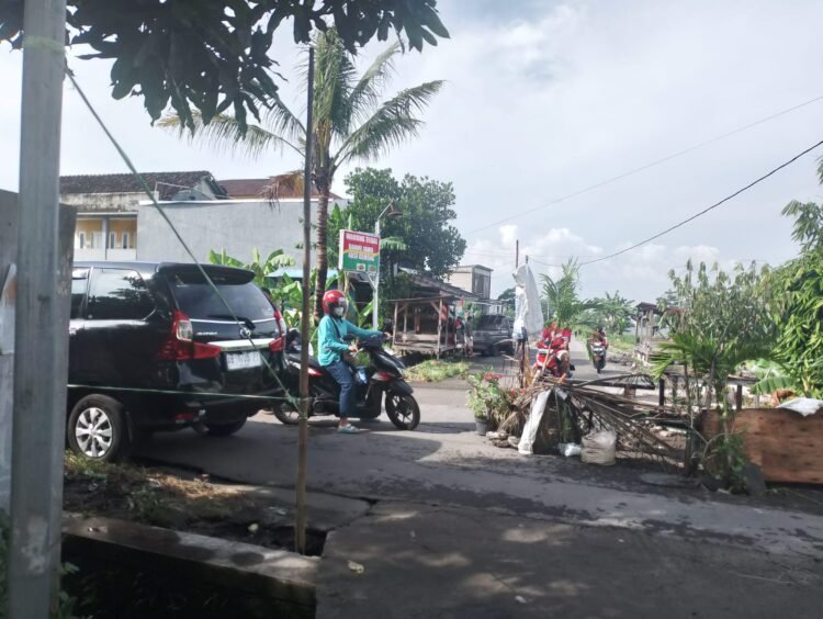 Akses jalan ke Stadion Maguwoharjo Sleman terputus akibat banjir pada Jumat (16/5/2025).