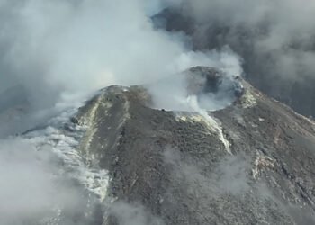 Badan Geologi melalui rekomendasi PVMBG Kementerian ESDM menaikkan status aktivitas Gunung Lewotobi Laki-Laki di NTT menjadi Level IV atau Awas. (foto : dok.esdm.go.id)