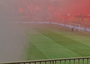 Asap flare yang menyala di tribun Stadion Maguwoharjo mengganggu laga hingga dihentikan sementara pada menit ke-77, Sabtu (17/5/2025).