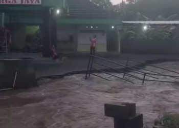 Akses menuju GOR Marga Tajem Maguwoharjo terputus akibat banjir, Jumat (16/5/2025)