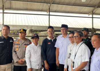 Wakil Bupati Sleman Danang Maharsa meninjau kandang kelompok di Brayut, Pandowoharjo, Sleman memantau kondisi hewan ternak jelang Iduladha, Rabu (21/5/2025)