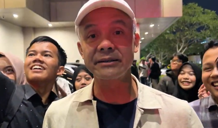 Ganjar Pranowo ditemui seusai nonton film Sayap-Sayap Patah 2 di Empire XXI, Jalan Urip Sumoharjo, Sabtu (9/5/2025)