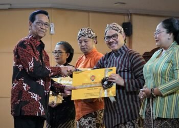 Gubernur DIY Sri Sultan Hamengku Buwono X menyerahkan sertifikat Warisan Budaya Tak Benda kepada Wali Kota Yogyakarta Hasto Wardoyo, Senin (26/5/2025)