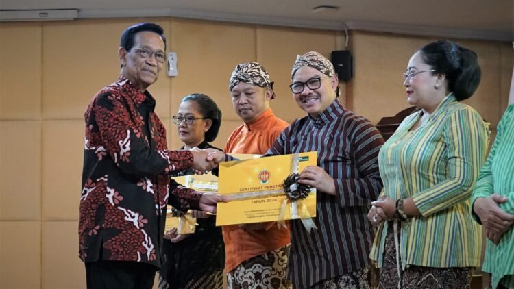 Gubernur DIY Sri Sultan Hamengku Buwono X menyerahkan sertifikat Warisan Budaya Tak Benda kepada Wali Kota Yogyakarta Hasto Wardoyo, Senin (26/5/2025)