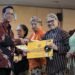 Gubernur DIY Sri Sultan Hamengku Buwono X menyerahkan sertifikat Warisan Budaya Tak Benda kepada Wali Kota Yogyakarta Hasto Wardoyo, Senin (26/5/2025)