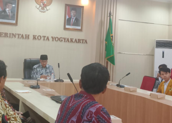 Wali Kota Yogyakarta Hasto Wardoyo memimpin kegiatan forum Youth Summit Urban Economy 2025 di Ruang Yudhistira, Balai Kota Yogyakarta, Selasa (27/5/2025).