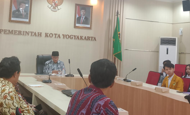 Wali Kota Yogyakarta Hasto Wardoyo memimpin kegiatan forum Youth Summit Urban Economy 2025 di Ruang Yudhistira, Balai Kota Yogyakarta, Selasa (27/5/2025).