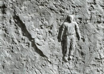 Ilustrasi manusia yang berupaya menjaga eksistensi dirinya melalui hal remeh temeh