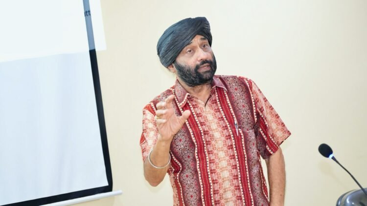 Pakar keamanan regional Prof. Bilveer Singh dari National University of Singapore (NUS), berbicara tentang konflik antara India-Pakistan yang berpotensi berubah menjadi perang nuklir di Ruang Sidang Lt. 1 Gedung Pascasarjana UMY