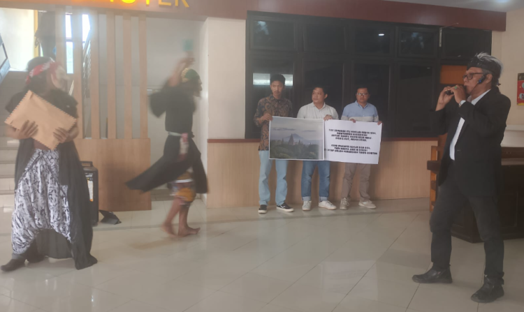 Aksi kesenian mewarnai upaya Bambang Wirawan selaku pemilik foto Morning at Prambanan bersama LBH Yogyakarta mendorong Polda DIY segera menuntaskan kasus dugaan pencurian karya seni oleh sebuah hotel, Jumat (16/5/2025)