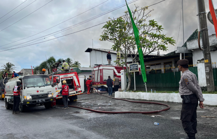 Kebakaran melanda sebuah pabrik di kawasan Balong, Donoharjo, Kabupaten Sleman, Rabu (21/5/2025) dinihari tadi.
