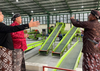 Ketua Komisi C DPRD Sleman Bambang Sigit (paling kiri) bersama anggotanya melakukan sidak ke TPST Donokerto, Turi, Kamis (15/5/2025).