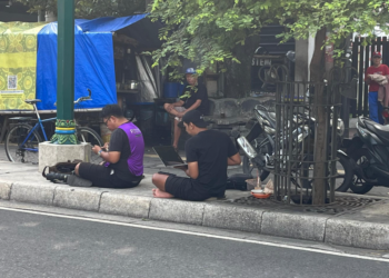 Sejumlah fotografer freelance bersiap memotret sejumlah pelari di kawasan Tugu Yogyakarta