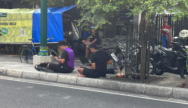 Sejumlah fotografer freelance bersiap memotret sejumlah pelari di kawasan Tugu Yogyakarta