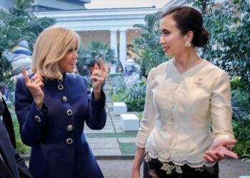 Menteri Pariwisata Widyanti Putri Wardhana mendampingi ibu negara Prancis Briggite Macron selama kunjungannya di Indonesia