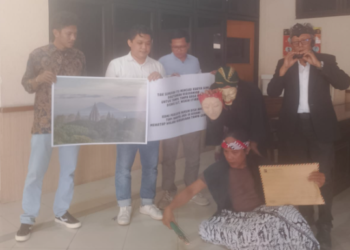 Wawan Wirawan bersama LBH Yogyakarta dan sejumlah seniman meminta keseriusan Polda DIY menangani kasus dugaan pencurian karya fotonya bertajuk Morning at Prambanan, Jumat (16/5/2025)