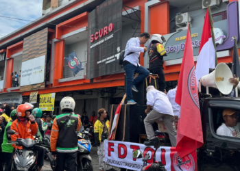 Sejumlah driver ojol menggeruduk kantor ojek online di kawasan Sleman saat menggelar aksi bertajuk Kebangkitan Transportasi Online Indonesia, Selasa (20/5/2025).