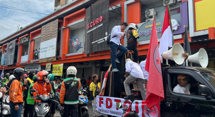 Sejumlah driver ojol menggeruduk kantor ojek online di kawasan Sleman saat menggelar aksi bertajuk Kebangkitan Transportasi Online Indonesia, Selasa (20/5/2025).