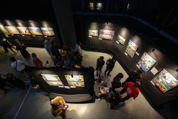 Pameran fotografi jurnalistik Pewarta Foto Indonesia atau PFI di GIK UGM dibuka mulai Kamis (1/5/2025)