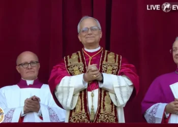 Kardinal Robert Francis Prevost dari Amerika muncul di Balkon Basilika seusai terpilih sebagai Paus Leo XIV setelah melalui Konklaf selama dua hari